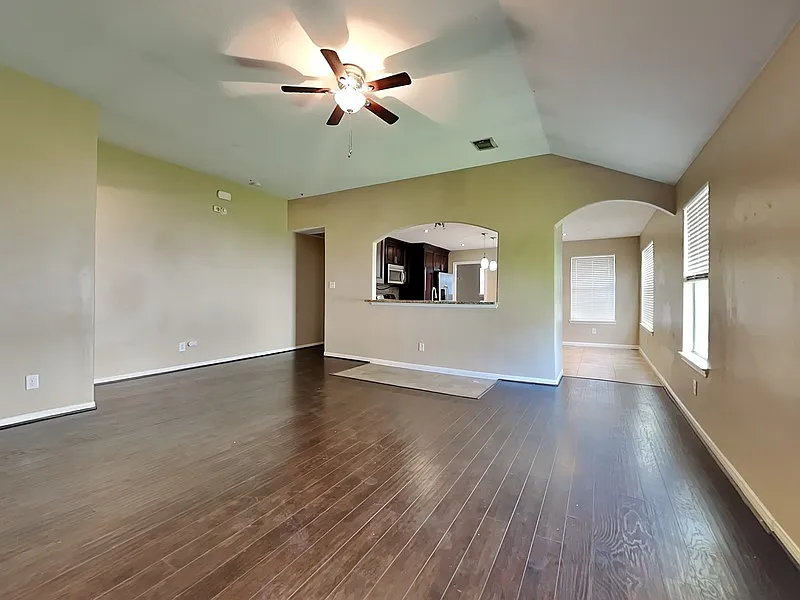 3 bed, 2.0 bath, 1495 sqft, $1,850 — Photo 2