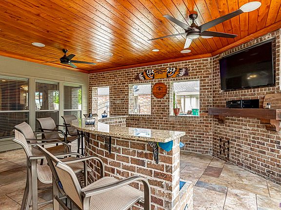 5th image of 40446 Misty Oak Ct