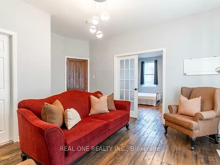 118 Queen St S #1 — Photo 8