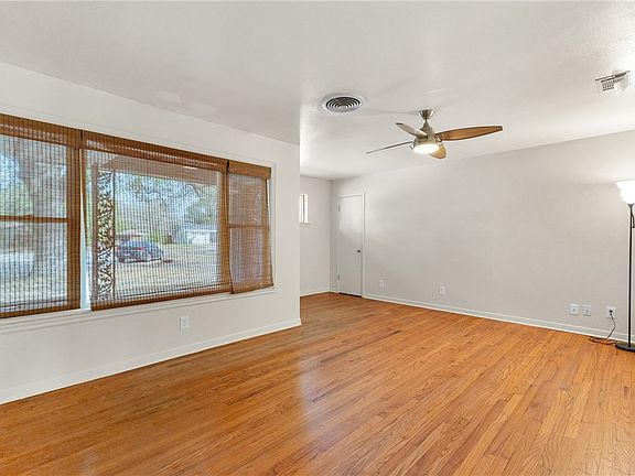 4th image of 906 Briar Cliff Dr