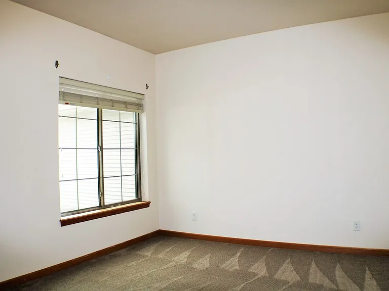 565 Pond View Drive — Photo 14