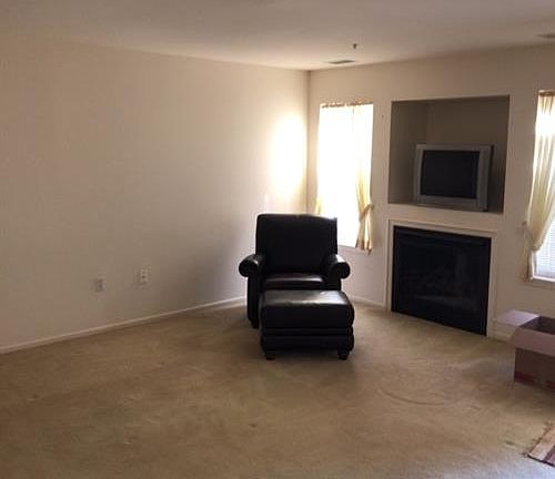 3rd image of 802 Honeybrook Cir
