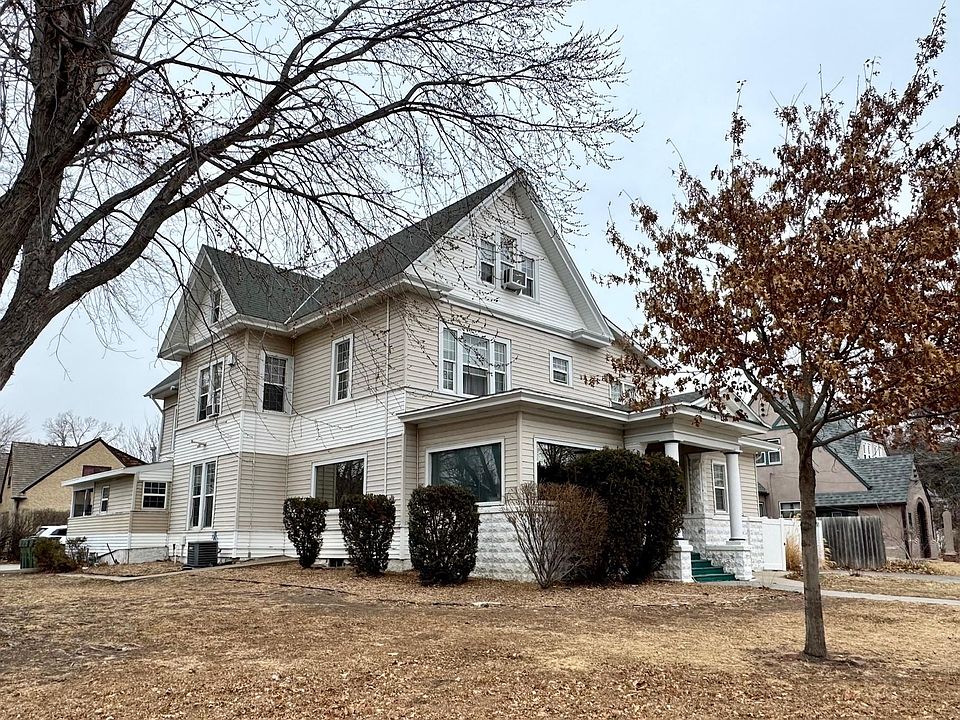1st image of 823 W 22nd St