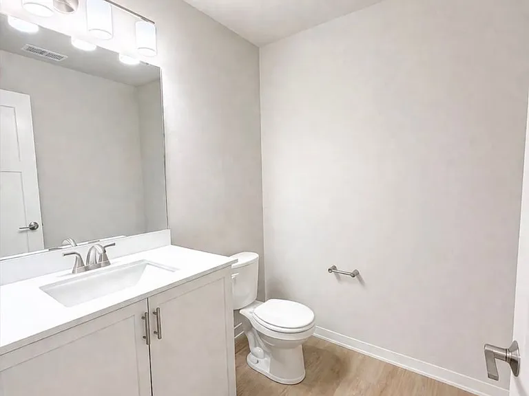301 NE 4th St — Photo 15