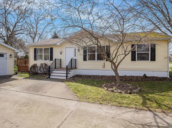 930 N East St, Fenton, MI 48430