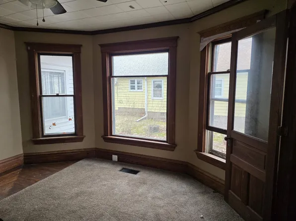 313 S Tama St, Manchester, IA 52057
