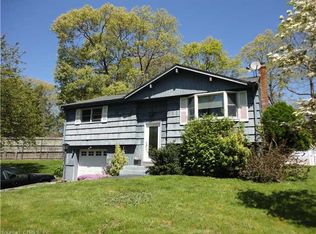15 Hickory Dr, Ledyard, CT 06339