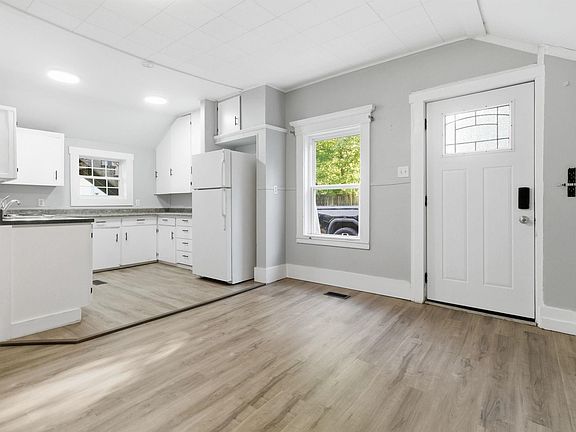 5th image of 59 Pleasant St