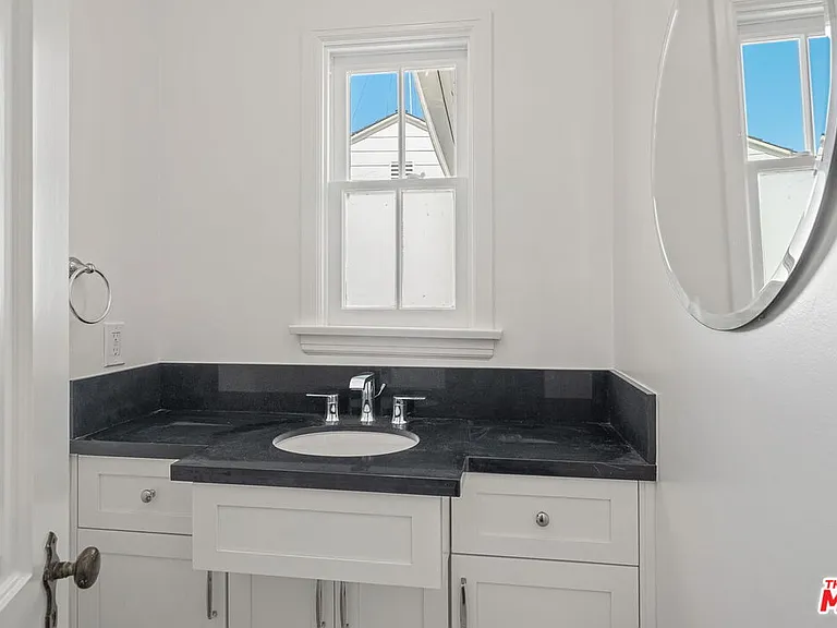 10527 Le Conte Ave — Photo 17