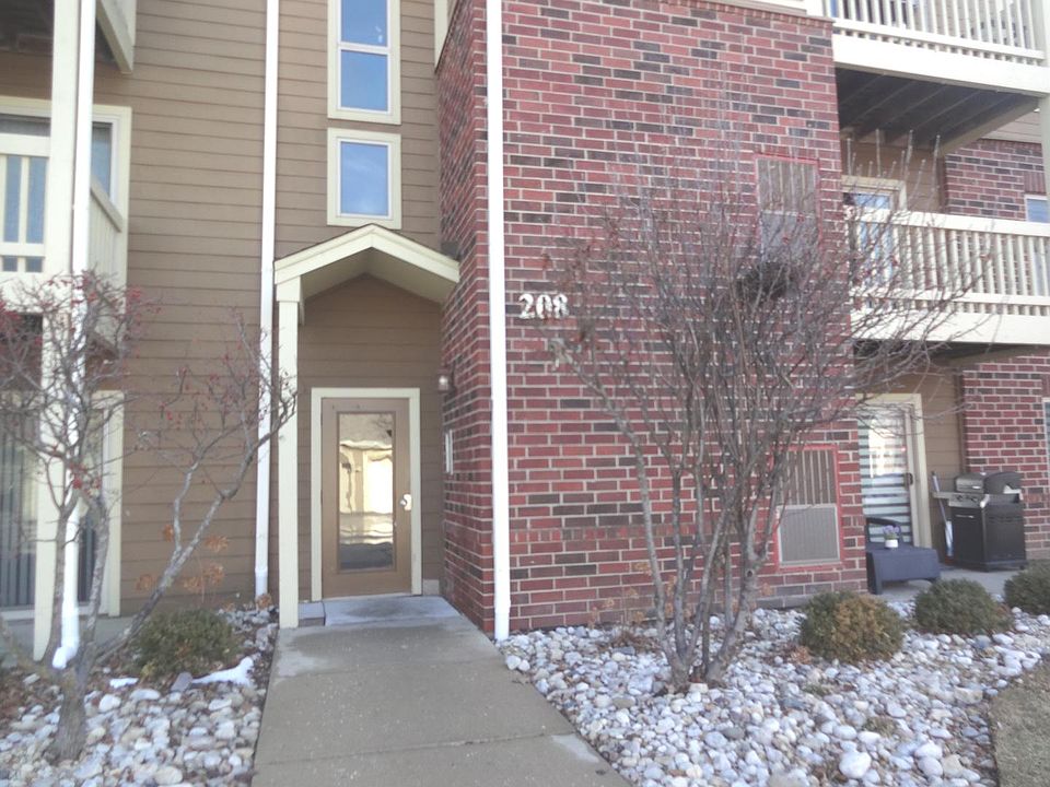 1st image of 208 Glengarry Dr APT 303