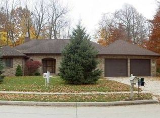 2412 Woodridge Dr, Manitowoc, WI 54220