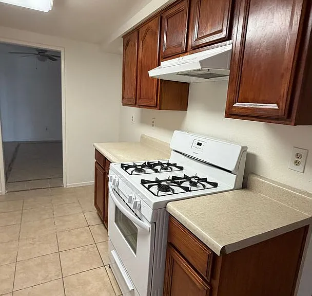 813 Steven St — Photo 2