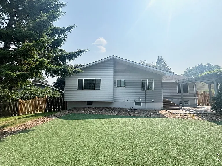 524 10th Ave SW — Photo 3