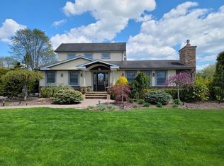 9 Orchard Neck Rd, Center moriches, NY 11934