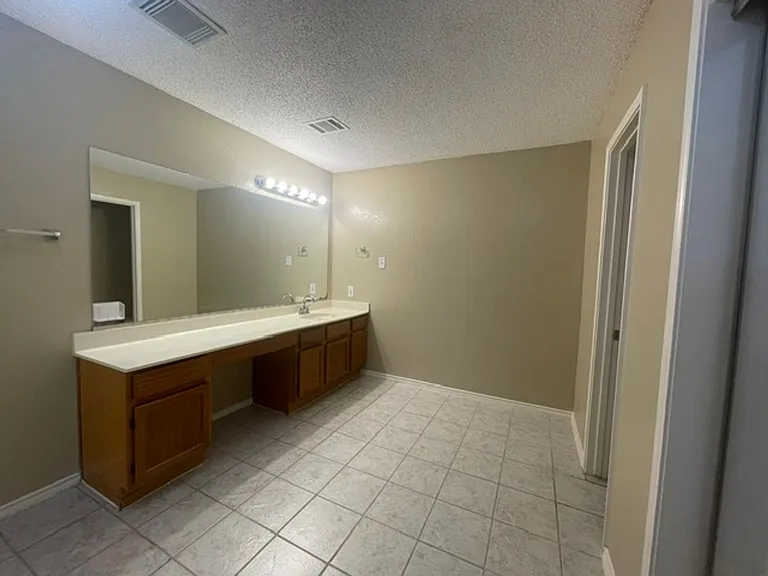 1226 W Hudgins St — Photo 14