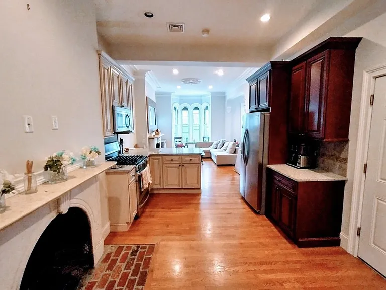 518 E Broadway #3 — Photo 11