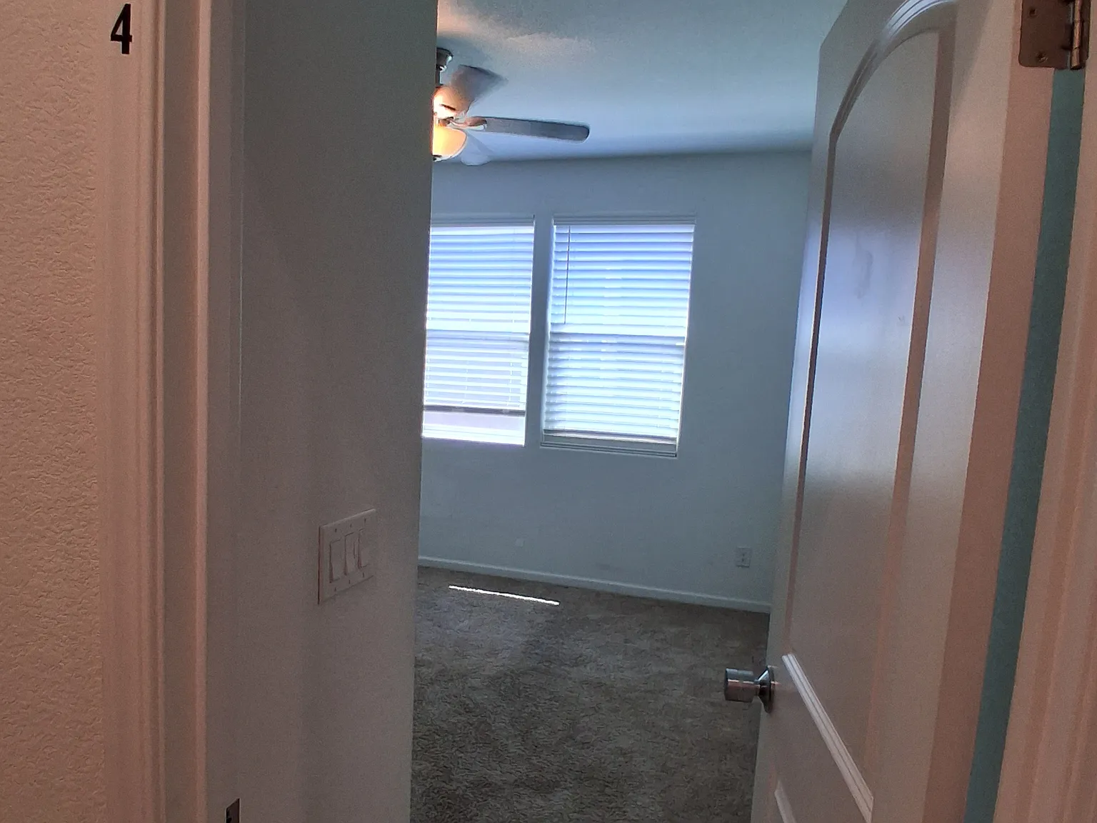 4 bed, $1,100 — Photo 1