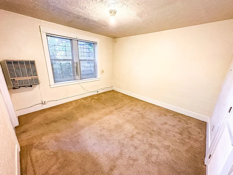 Regis Apartments — Photo 4