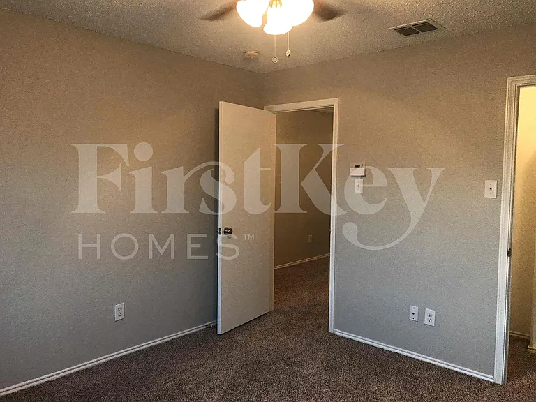 429 W Clover Park Dr — Photo 41