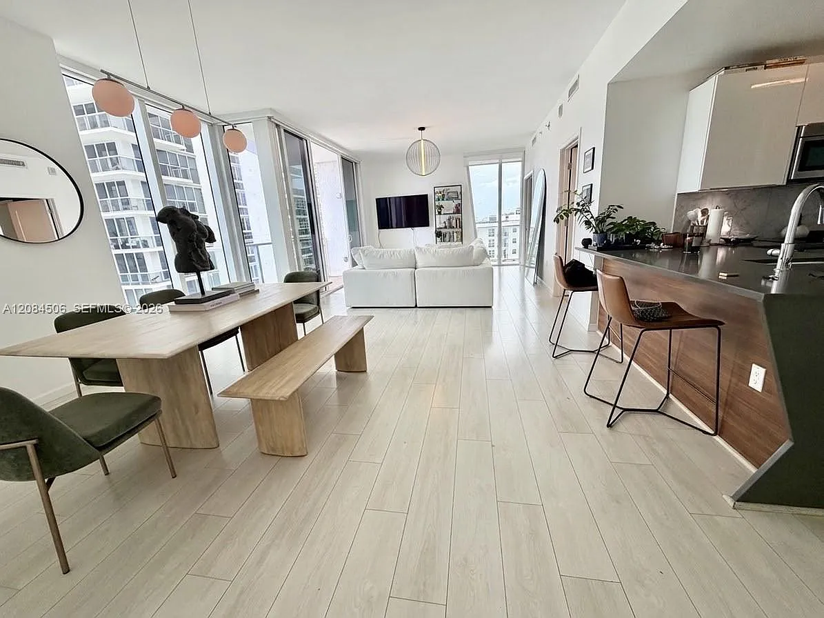 The Crimson Condo — Photo 3
