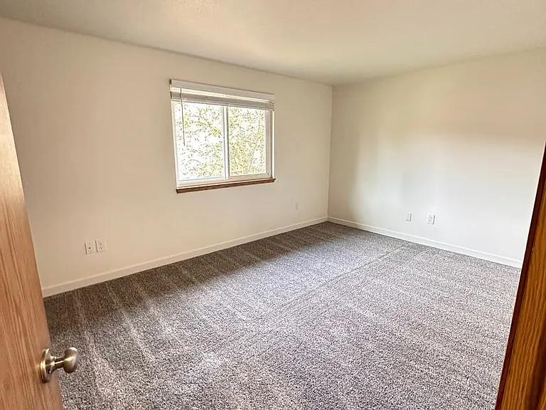 Willow Creek Apartments — Photo 9
