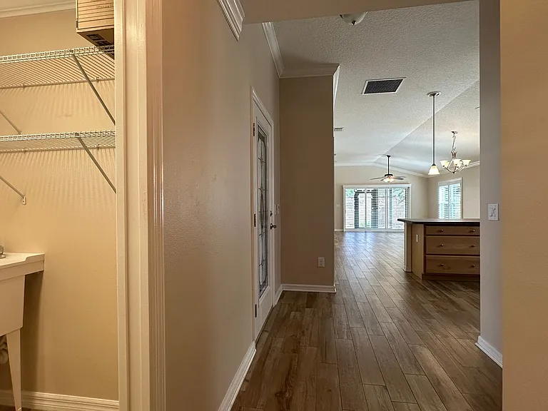 724 Yager Ln — Photo 10