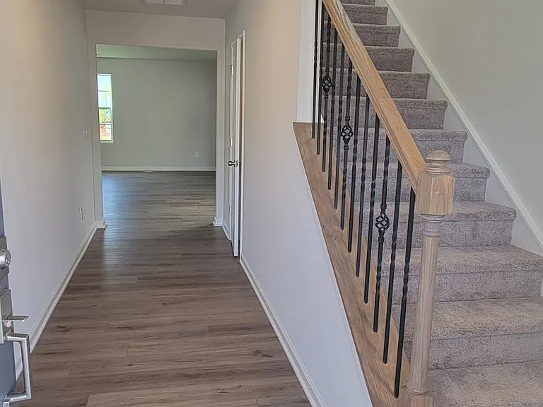 1910 Landrow Ln — Photo 2