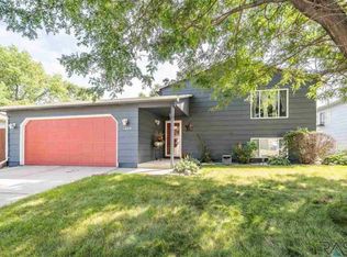 1204 N Homestead Cir, Sioux Falls, SD 57103