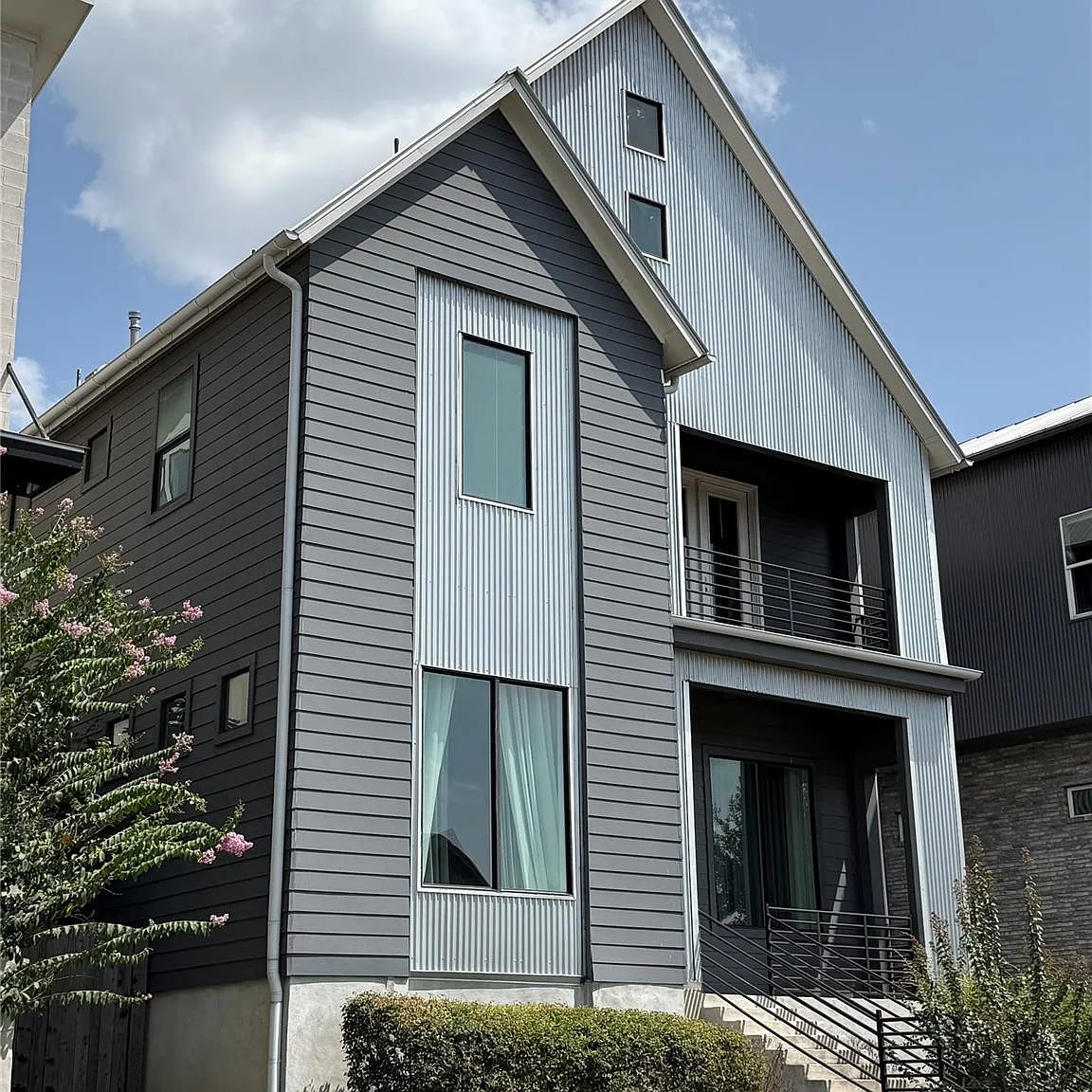3 bed, 2.5 bath, 2603 sqft, $3,300 — Photo 1