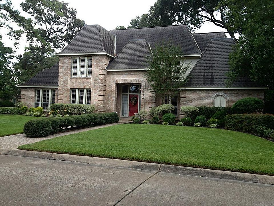 Welcome home to this gorgeous estate home featuring 4,045 sq. ft. of luxury living. 30 yr roof w/rad