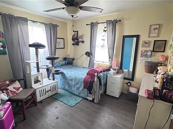 3rd image of 406 W 8th ST