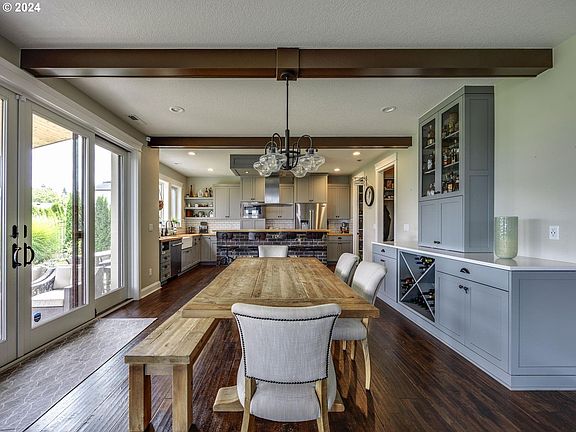 Dining Area>