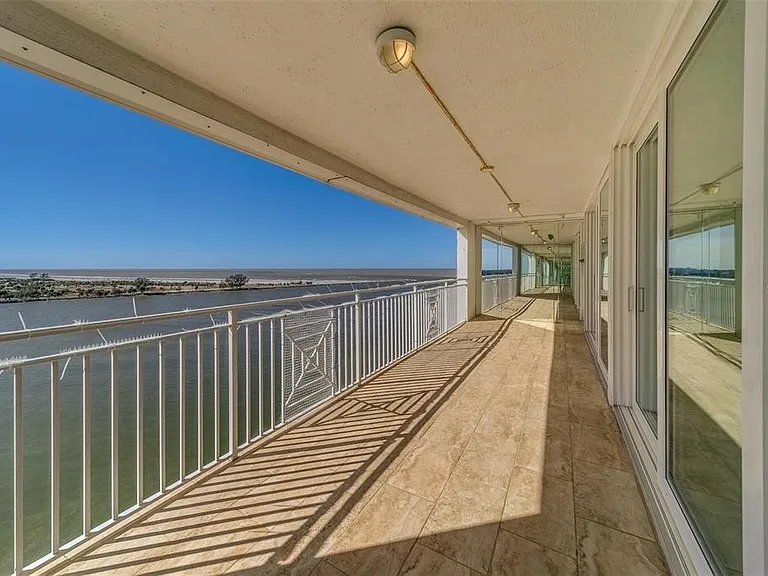 675 S Gulfview Blvd #Penthouse 1 — Photo 3