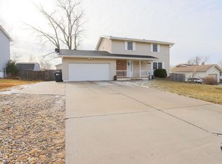11267 Lake Forest Dr, Omaha, NE 68164