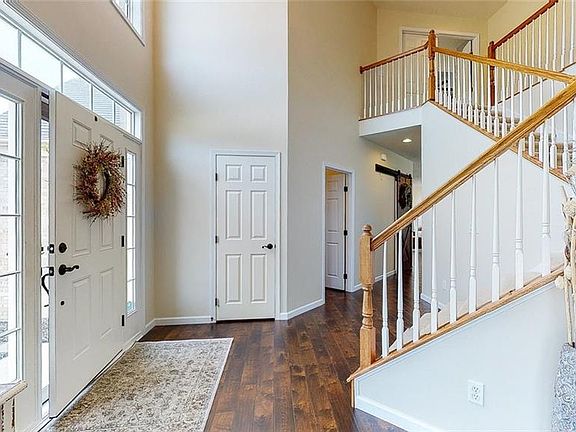 3rd image of 1160 Creekledge Ct
