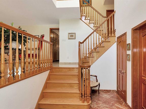 3rd image of 50 Viola Dr