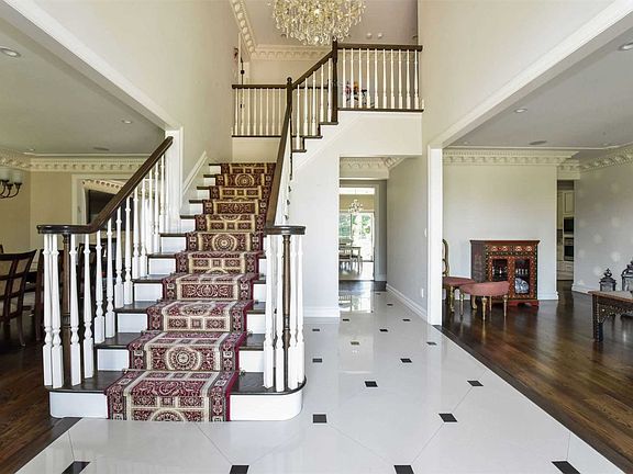 2nd image of 16 Horseshoe Ln