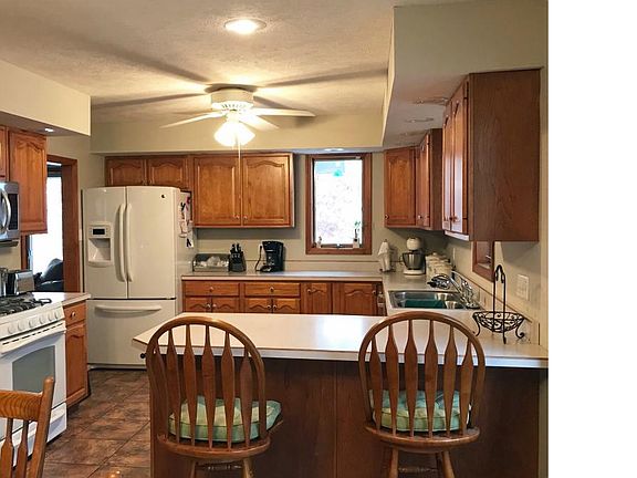 4th image of 3410 Parks Ln