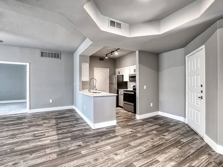 Oxford Apartments — Photo 21