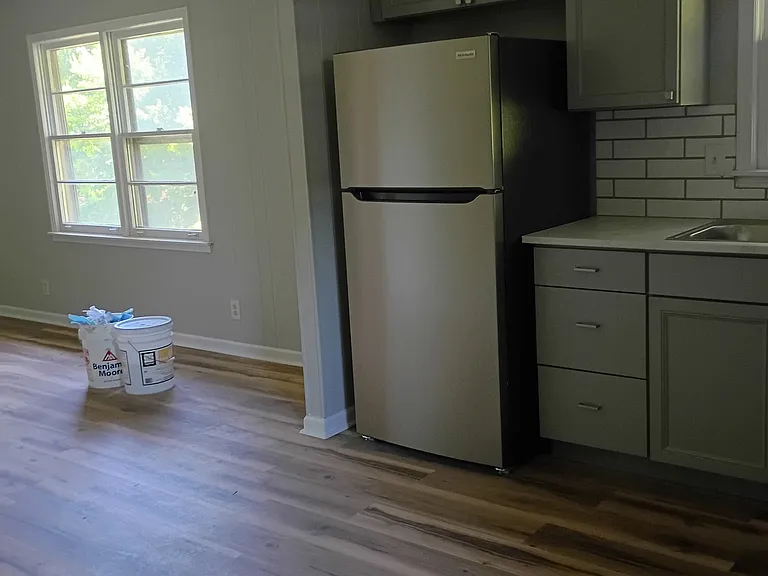 209 Ashwood Dr — Photo 2
