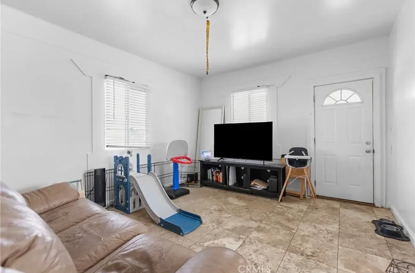 2 bed, 725 sqft, $2,300 — Photo 2