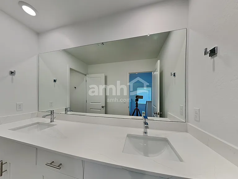 17138 W Golden Ln — Photo 16