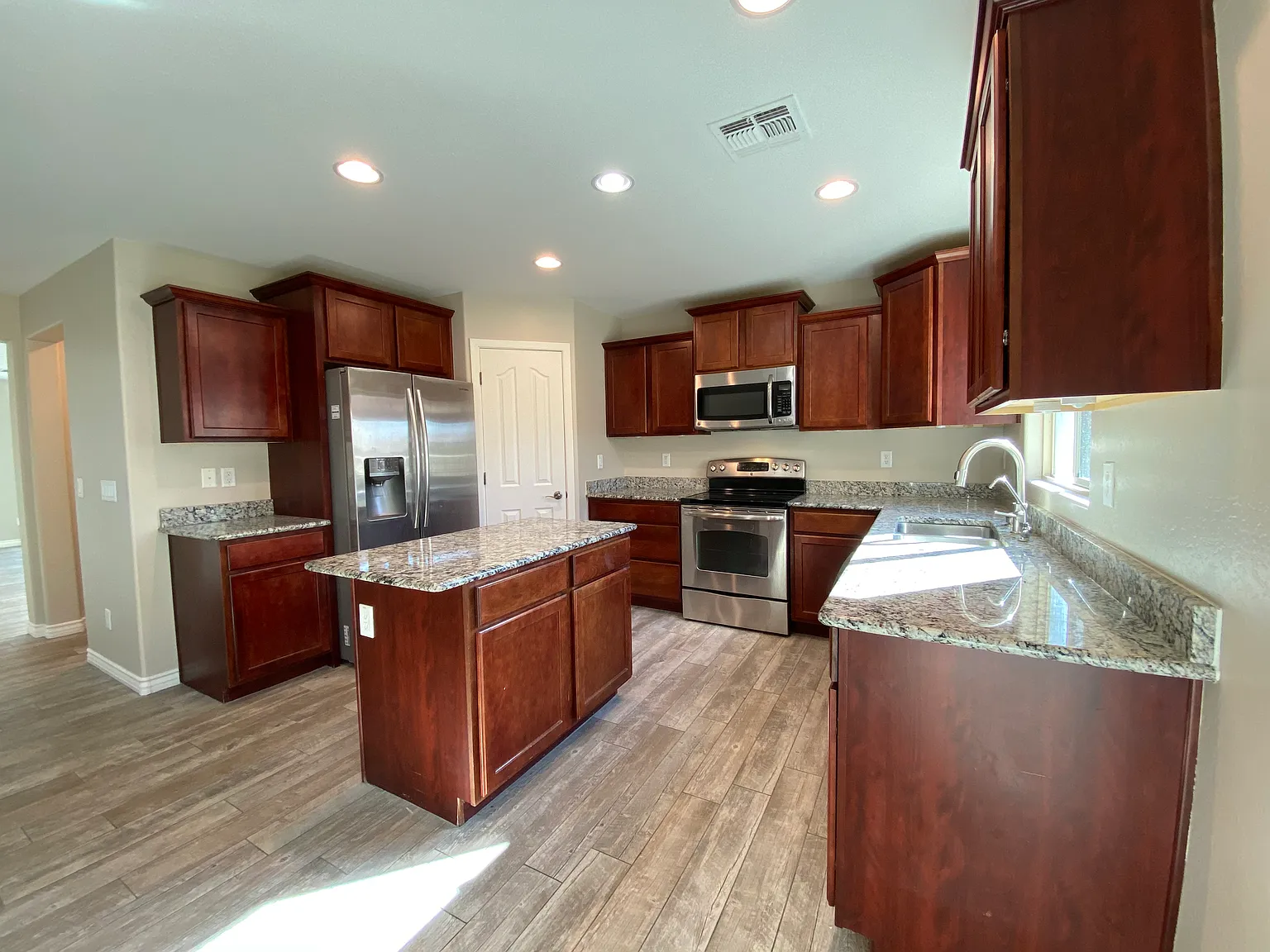 4 bed, 2.5 bath, 2256 sqft, $2,500 — Photo 4