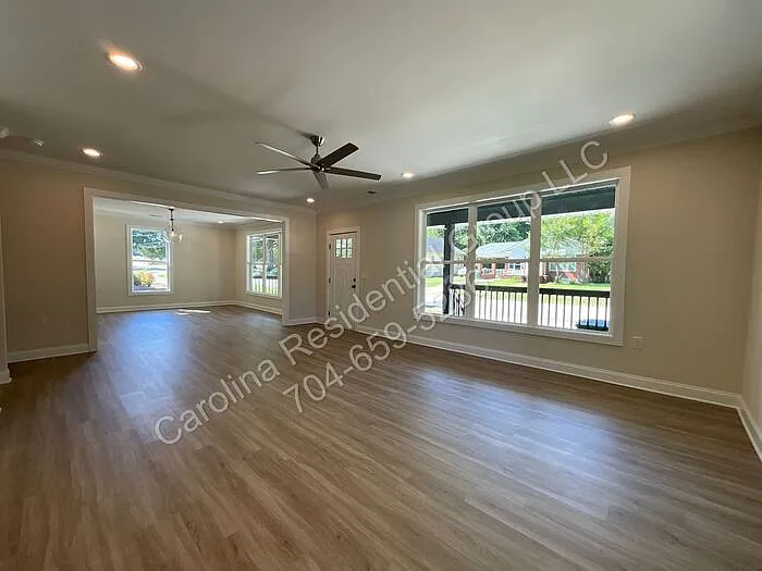 307 N Catawba St — Photo 3
