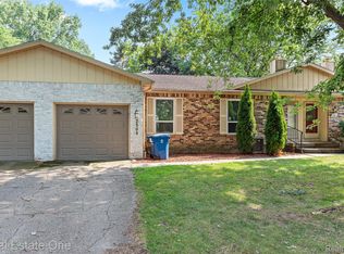 2509 Golden Shores Dr, Fenton, MI
