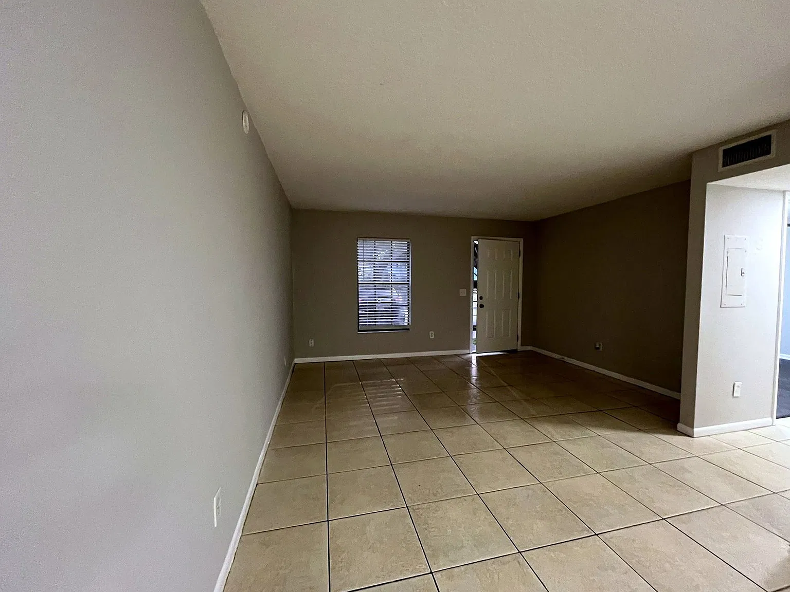 2 bed, 1.0 bath, 812 sqft, $1,350 — Photo 4