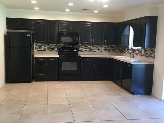 Large kitchen with dining room or sitting room. Very flexable