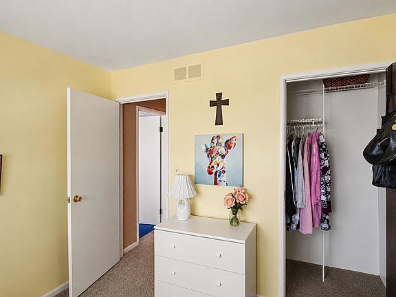 5th image of 39762 Village Wood Cir