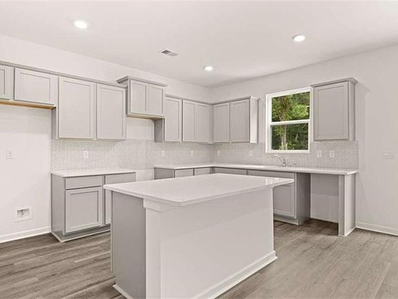 3rd image of 37 Weymouth Dr