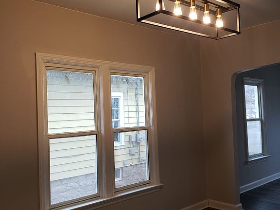 3rd image of 1112 Harney Ave